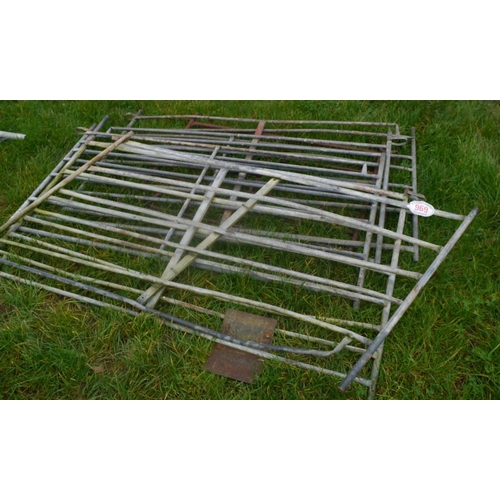 969 - Sheep hurdles, damaged +VAT