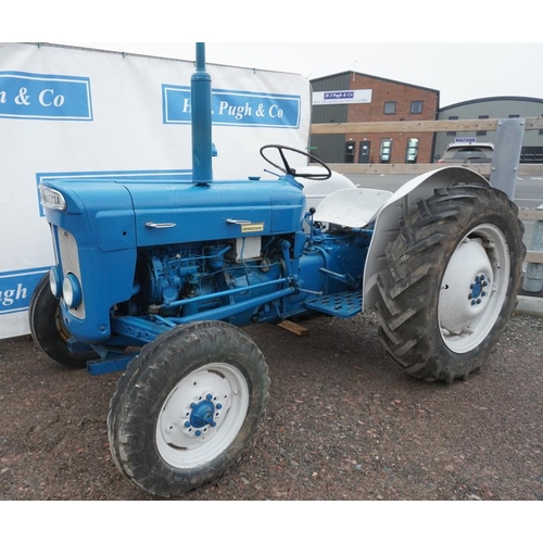 125 - Fordson Super Dexta O9D 1964 tractor. Runs and drives, been in use until recently, new wings, hydrau... 