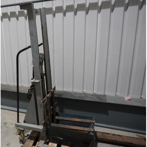 336 - 4 Wheeled electric pallet lift