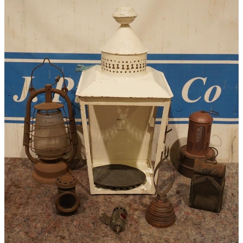 579 - Hurricane lamp and assorted other lamps