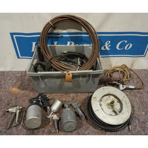 190 - Air hose and reel and assorted paint spray guns including Accuspray