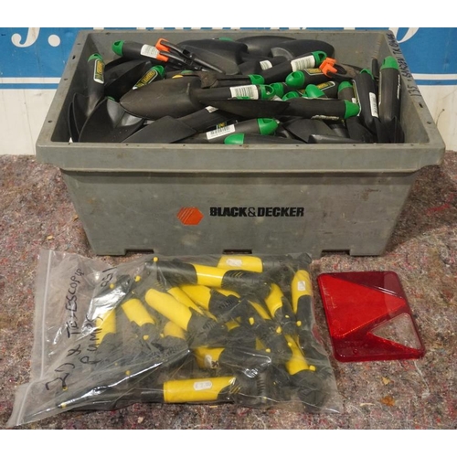 212 - Approx 20 bicycle pumps and approx 135 plastic trowels +VAT