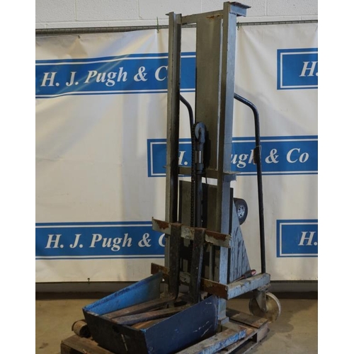 237 - Electric pallet lift, working order