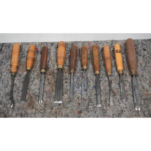 675 - 10 Assorted Addis chisels and gouges