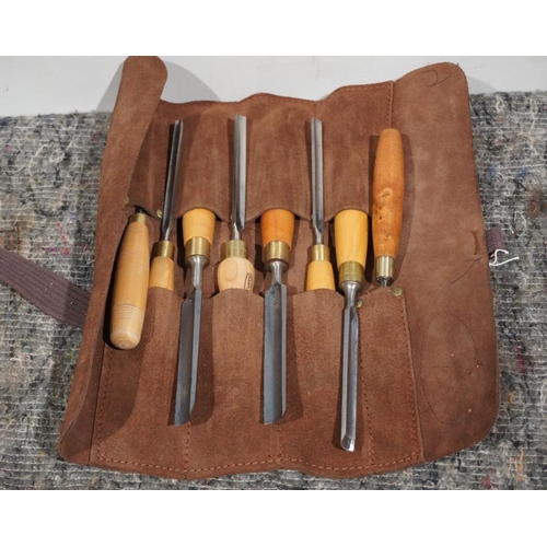 696 - Heavy duty leather roll by Axminster, containing 7 Marples boxwood and 1 other chisel