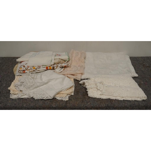 173 - Quantity of assorted linen
