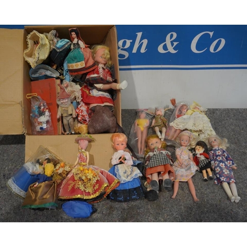 263 - Large quantity of assorted dolls