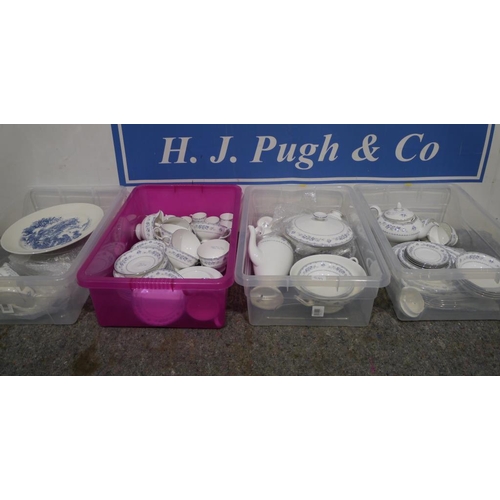 282 - Large quantity of Gardenia china