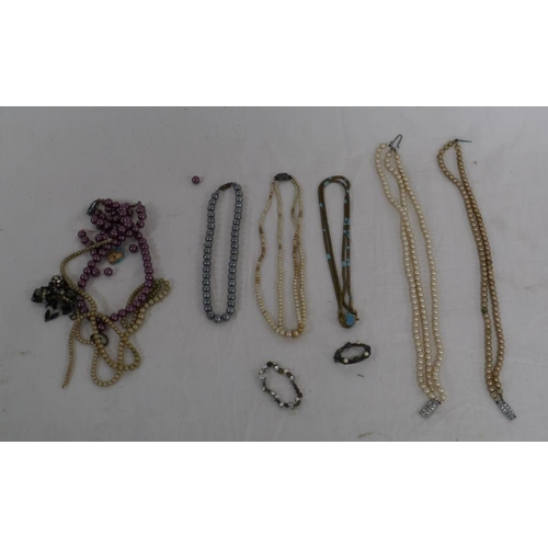 419 - Quantity of assorted pearl necklaces and brooch