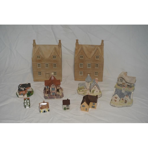 476 - Assorted porcelain miniature buildings including Wade