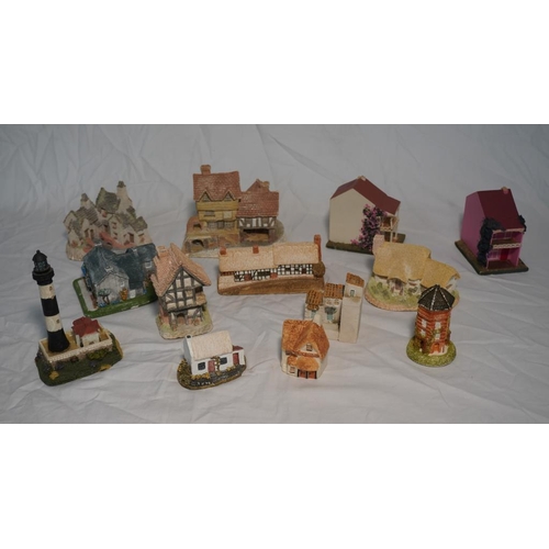 478 - Assorted porcelain miniature buildings including Lilliput lane and David Winter