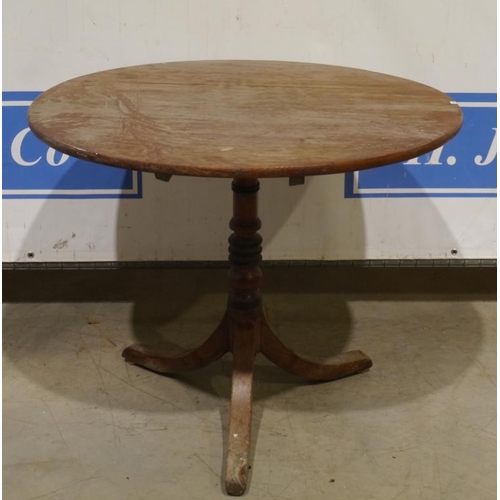 89 - Oak circular tilt top table 28x34