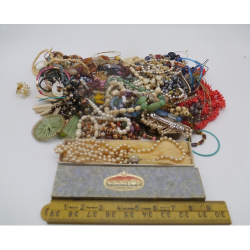 295A - Box of costume jewelley