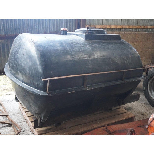 53 - 1750 Litre spray tank