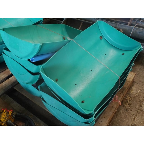 11 - Plastic feed troughs -8