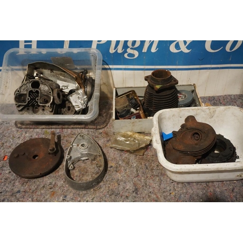 98 - Motorcycle engine parts and cylinder heads