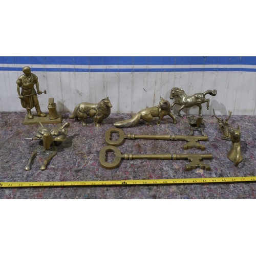 45 - Brass ornaments and brass door knockers