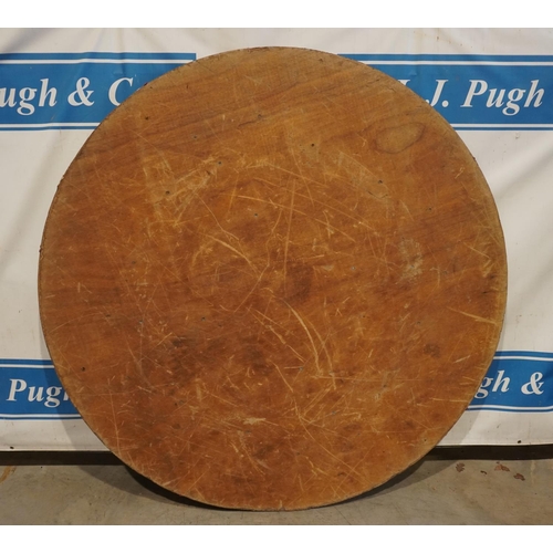 223 - 6ft Round banqueting table