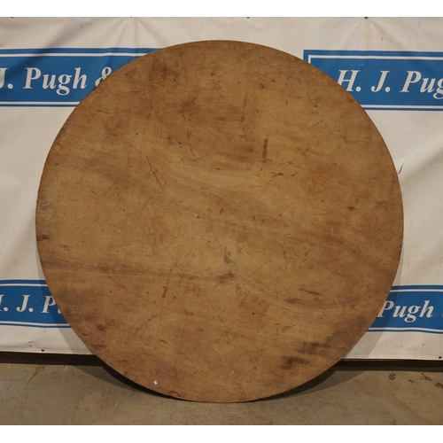 226 - 6ft Round banqueting table