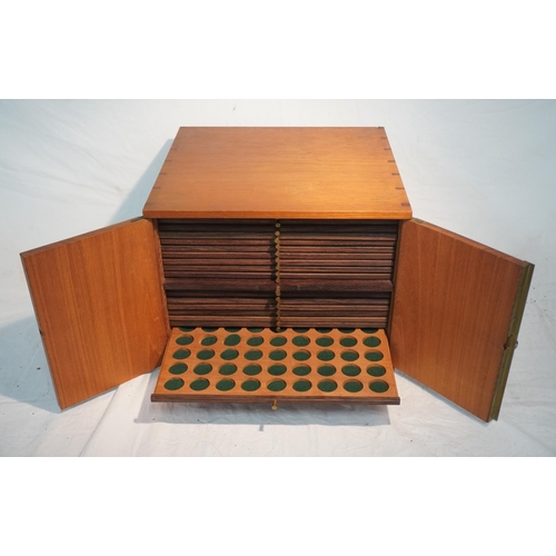 516 - Swan 20 tray coin cabinet with key