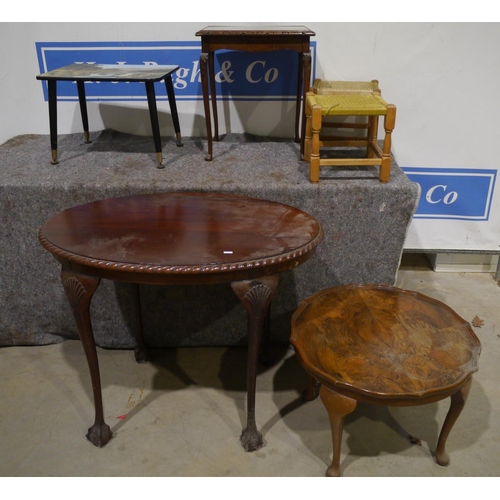 60 - 4 Occasional tables and 2 stools
