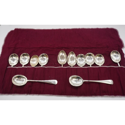 613 - 12 Silver spoons. Approx 850g