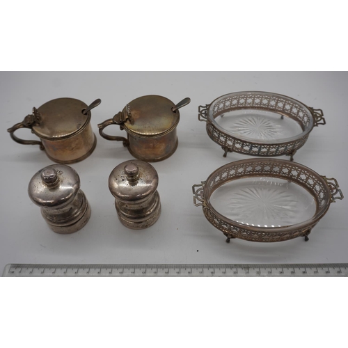 618 - Silver salt and pepper mills, 2 silver lidded condiment dishes and 2 glass dishes in silver baskets