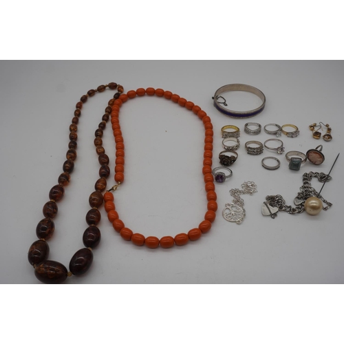 631 - Bag of assorted gold and silver jewellery and other jewellery