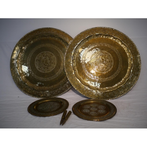 712 - 2 Large and 2 small brass plates 24 & 11