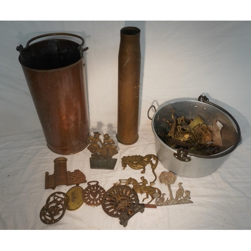 770 - Quantity of assorted horse brasses, WWII shells etc