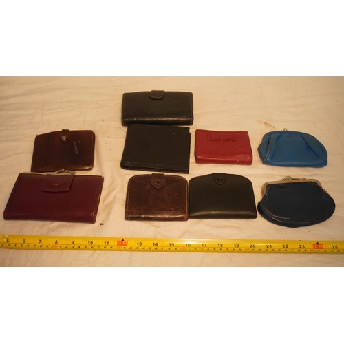 799 - Assorted old leather purses and wallets
