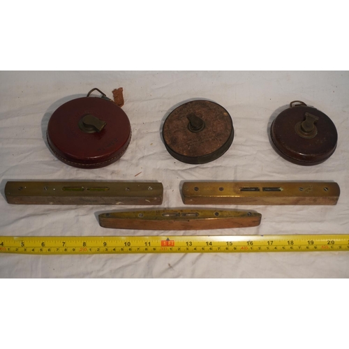 802 - 3 Old brass spirit levels and 3 old tape measures including Chesterman and a lawn tennis measure