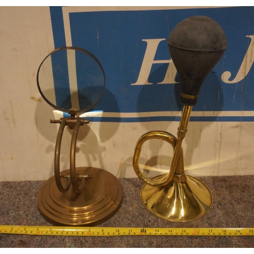 875 - Magnifying glass on stand and large horn