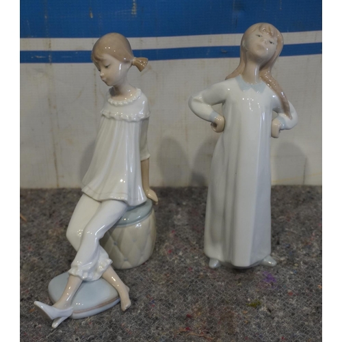 885 - 2 Llandro figurines