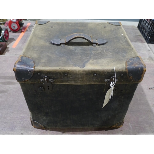 890 - Vintage travel trunk 18