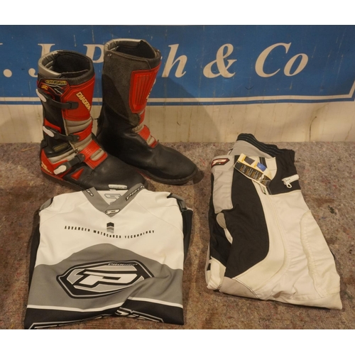 123 - Diadora trials boots, size 11 and Progrip trousers and shirt