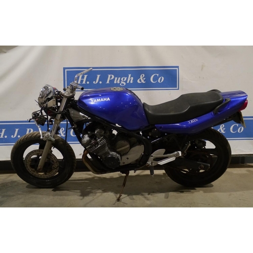 666 - Yamaha XJ600N Diversion motorcycle. 1997. Engine runs, good project. Reg. P103 FRB. No docs