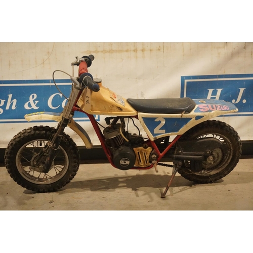 676 - Childs Italian motorcycle, stored in a shed for 20 years, needs carb, kicks over with compression