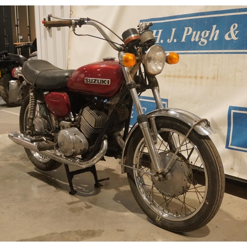 687 - Suzuki T250 Hustler motorcycle. 1971. Rare early UK bike, engine turns over. Barn find. Reg. SNH 366... 