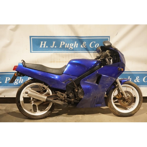 710 - Yamaha 125cc 2 stroke motorcycle. Dent and scratch on right and side of tank. Reg. E197 TKH. No docs... 