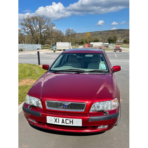 764 - Volvo S40 SE Auto 4 door saloon. 2000. Electric windows, parking censors, heating etc. This is a hig... 