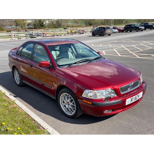 764 - Volvo S40 SE Auto 4 door saloon. 2000. Electric windows, parking censors, heating etc. This is a hig... 