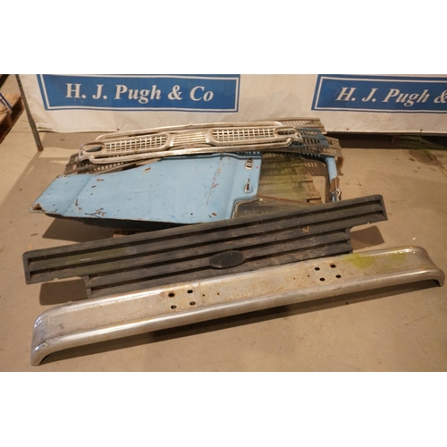 378 - Ford D series door and panel and Leyland grills