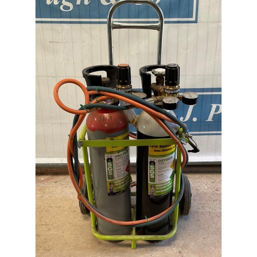 32 - Oxygen and propane gas torch set