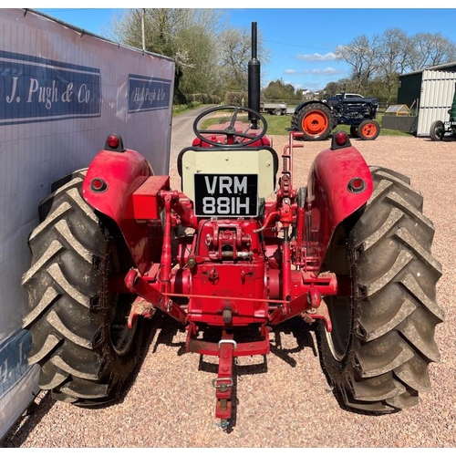 80 - International McCormick 276 tractor. Restored, excellent ploughing tractor, starter, runs and drives... 