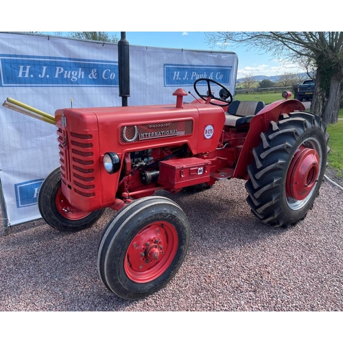 81 - International McCormick B275 tractor, early restoration, very good ploughing tractor, starts, runs a... 