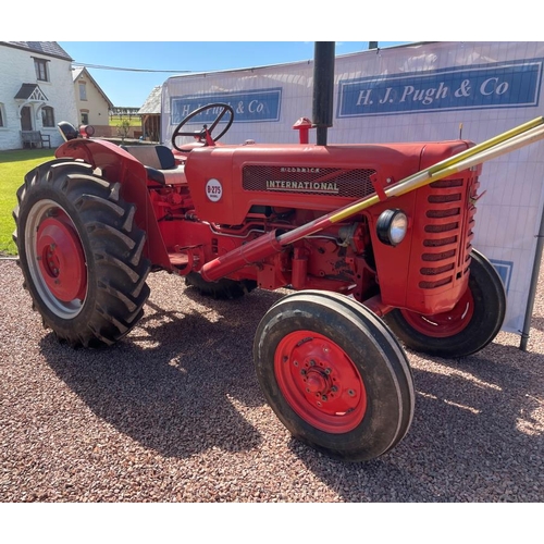 81 - International McCormick B275 tractor, early restoration, very good ploughing tractor, starts, runs a... 