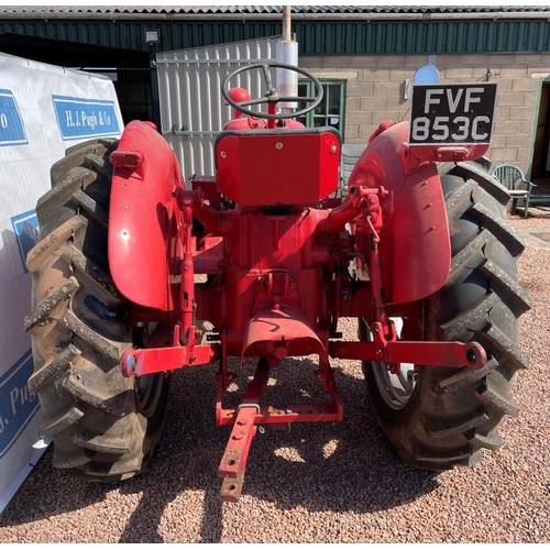 82 - International B450 tractor, early restoration, very good starter, runs and drives very well. Lovely ... 