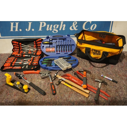 206 - Tool bag with large quantity of hand tools, screwdriver sets etc