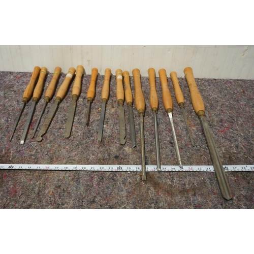 262 - 14 Ashley Isles chisels and gauges